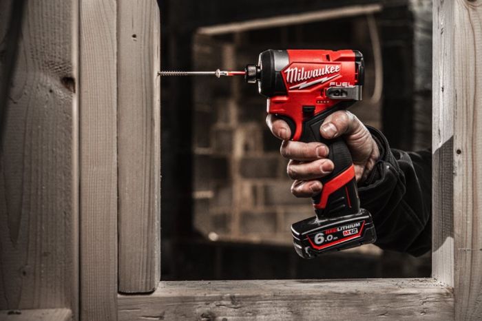 Шуруповерт ударный аккумуляторный бесщёточный MILWAUKEE (170 Нм) M12 FID2-202Х (ЗУ+2акк.Х2Ач+HDкейс)