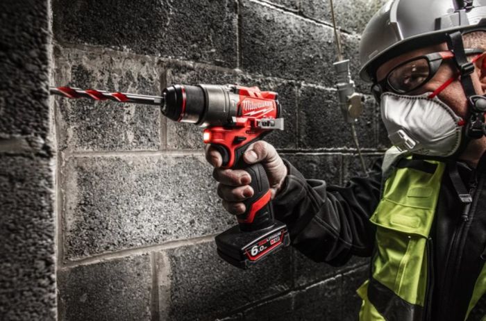 Дрель-шуруповерт аккумуляторная бесщёточная ударная MILWAUKEE M12 FPD2-202X (37Нм) (ЗУ+2Х2Ач+HDкейс)