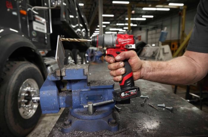 Дрель-шуруповерт аккумуляторная бесщёточная ударная MILWAUKEE M12 FPD2-202X (37Нм) (ЗУ+2Х2Ач+HDкейс)