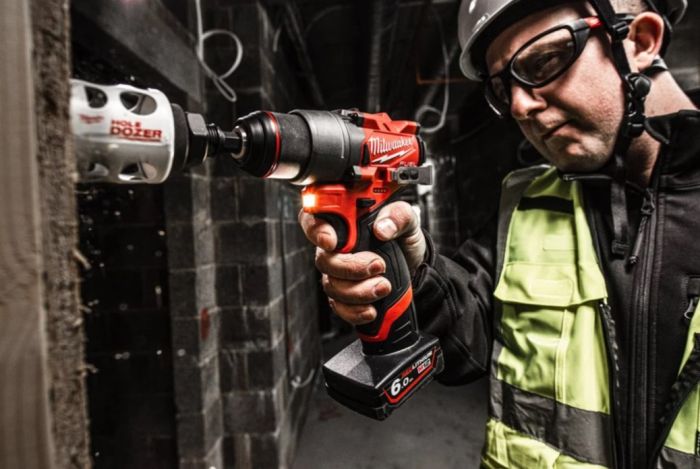Дрель-шуруповерт аккумуляторная бесщёточная MILWAUKEE M12 FDD2-402X (45 Нм) (ЗУ+2ак.Х4Ач+HDкейс)