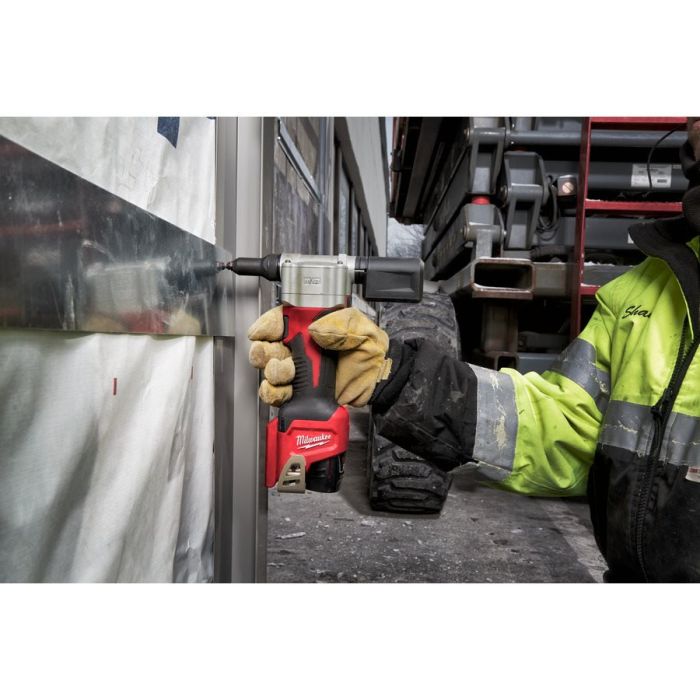 Заклепочник аккумуляторный MILWAUKEE M12 BPRT-201X Ø закл. 2,4-4,8мм (ЗУ+1акХ2ач+HDкейс)