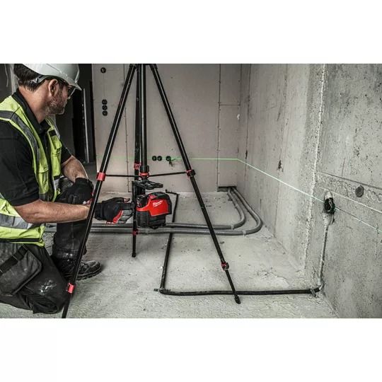 Нивелир линейно-точечный аккумуляторный MILWAUKEE M12 CLLP-301C (зелёный луч)