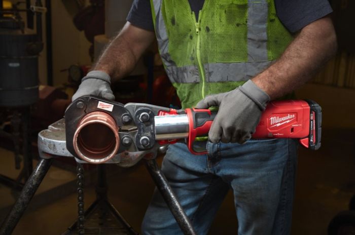 Обжимник гидравлический аккумуляторный для труб MILWAUKEE M18 ONEBLHPT-302C Geberit Mapress(ЗУ+3Х2А)