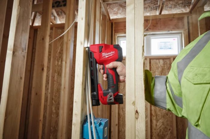 Степлер скобозабивной аккумуляторный для кабеля MILWAUKEE M12 BCST-0 (каркас)
