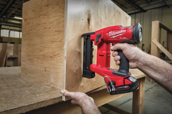Степлер скобозабивной аккумуляторный бесщёточный MILWAUKEE M18 FFUS-302C