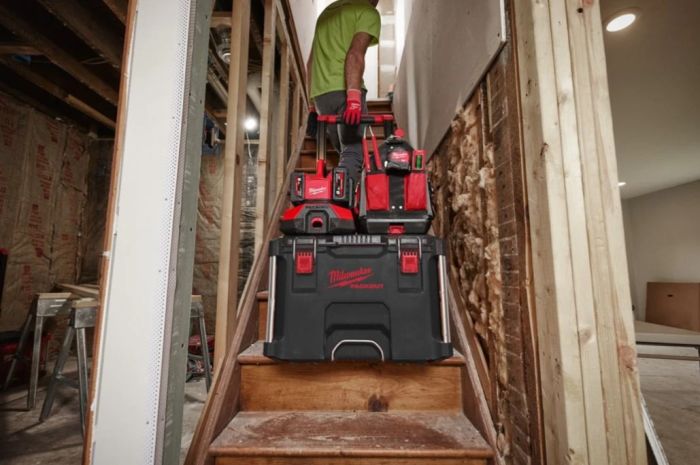 Зарядное устройство MILWAUKEE M18 PC6 (на 6 акк.) PACKOUT, (замена на 4932498551)