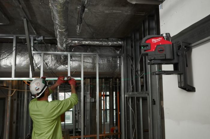 Нивелир 4х точечный лазерный аккумуляторный MILWAUKEE M12 CLL4P-301C (зелёный луч) (ЗУ+1Х3Ач+кейс)