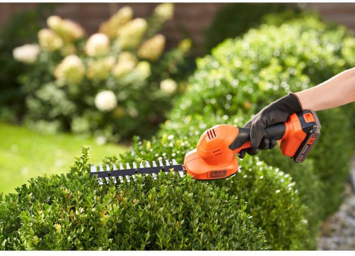 Кущоріз-ножиці акумуляторні BLACK+DECKER BCSS18D1