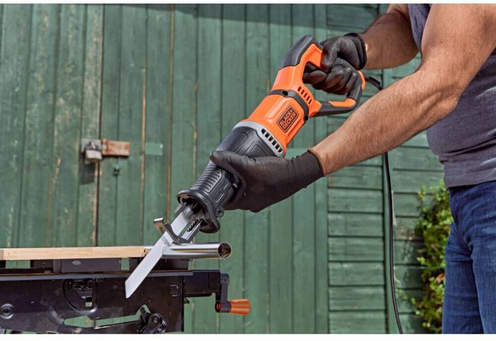 Пила шабельна мережева BLACK+DECKER BES301