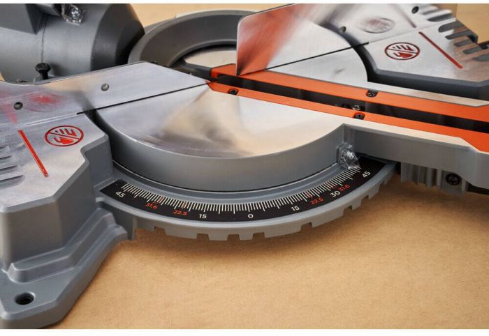 Пила торцювальна мережева BLACK+DECKER BES701