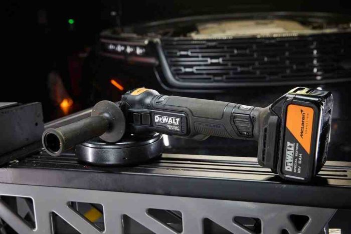 Шліфмашина кутова - болгарка акумуляторна безщіткова McLaren F1 TEAM SPECIAL EDITION DeWALT DCG45MP2T