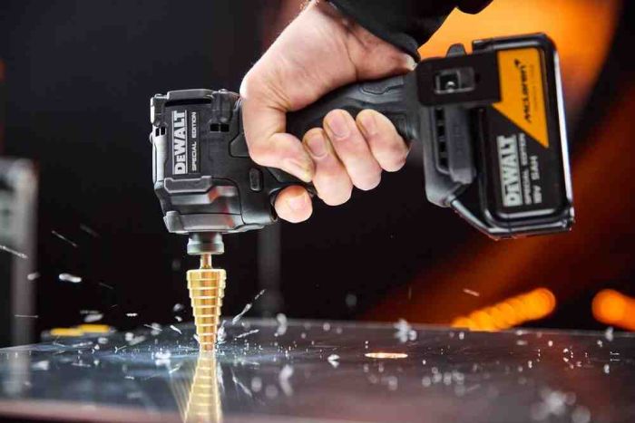Набір з двох інструментів акумуляторних безщіткових McLaren F1 TEAM SPECIAL EDITION DeWALT DCK2224MP2T