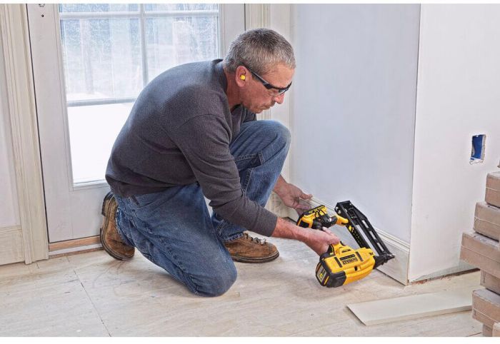 Пістолет цвяхозабивний акумуляторний безщітковий DeWALT DCN662N