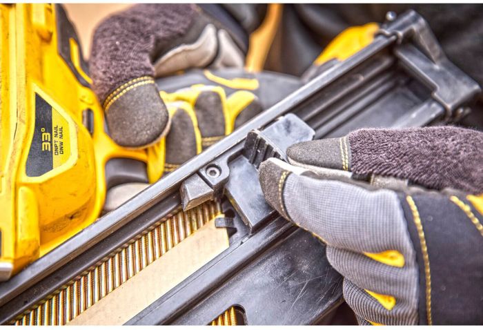 Пістолет цвяхозабивний акумуляторний безщітковий DeWALT DCN930P2