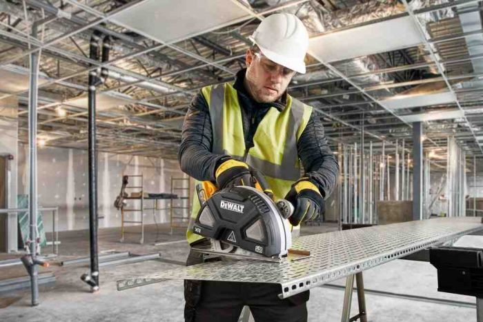 Пилка дискова по металу акумуляторна DeWALT DCS383H2