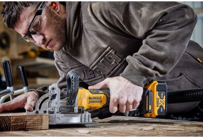 Фрезер акумуляторний безщітковий DeWALT DCW682P2
