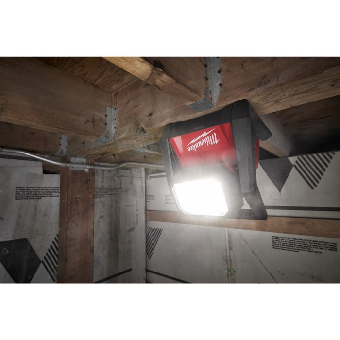 Фонарь светодиодный аккумуляторный MILWAUKEE M18 HOAL-0