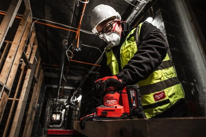 Шлифмашина вибрационная аккумуляторная MILWAUKEE M18 BQSS-0 (каркас)