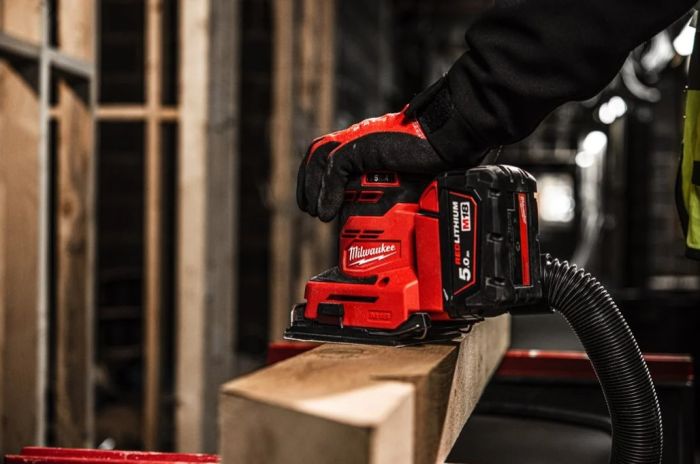 Шлифмашина вибрационная аккумуляторная MILWAUKEE M18 BQSS-0 (каркас)