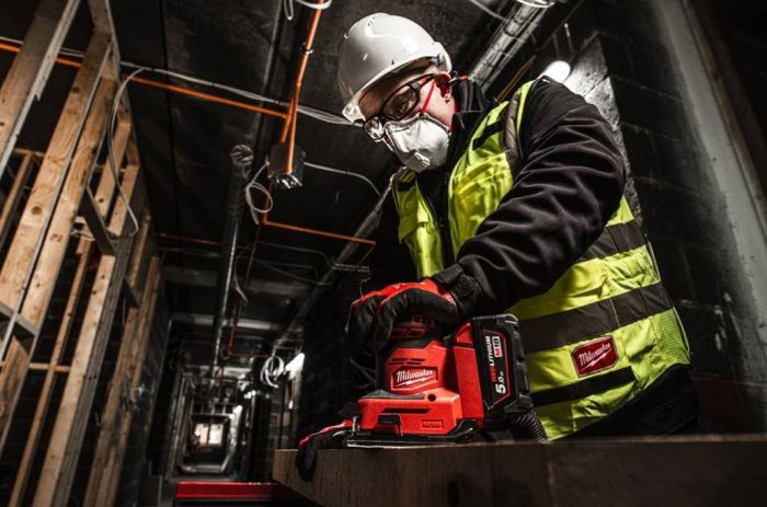 Шлифмашина вибрационная аккумуляторная MILWAUKEE M18 BQSS-502B (ЗУ+2акк.Х5Ач+сумка)