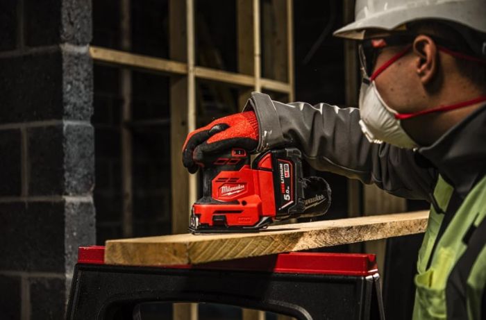 Шлифмашина вибрационная аккумуляторная MILWAUKEE M18 BQSS-502B (ЗУ+2акк.Х5Ач+сумка)