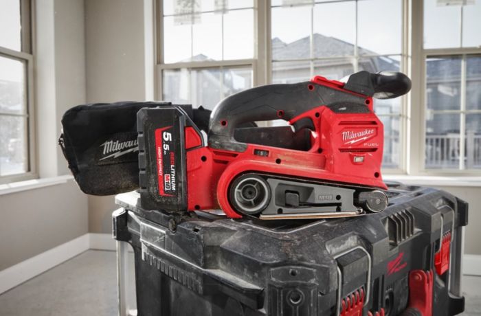 Шлифмашина ленточная аккумуляторная бесщеточная MILWAUKEE M18 FBTS75-0 (каркас)