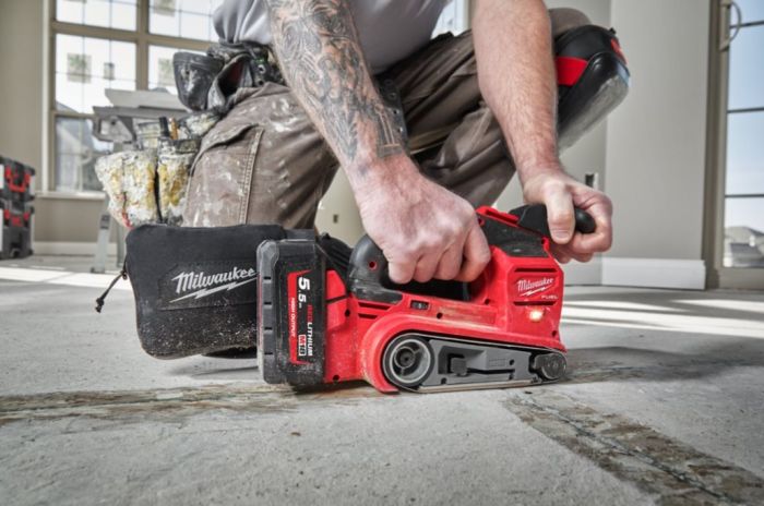 Шлифмашина ленточная аккумуляторная бесщеточная MILWAUKEE M18 FBTS75-0 (каркас)