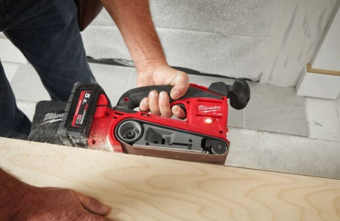 Шлифмашина ленточная аккумуляторная бесщеточная MILWAUKEE M18 FBTS75-0 (каркас)