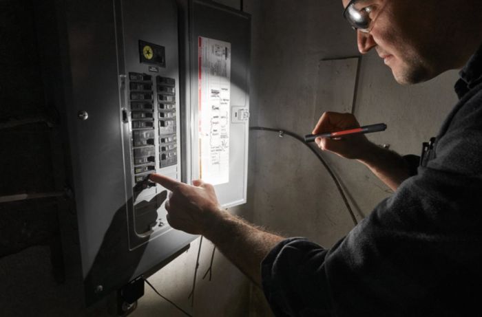 Фонарь светодиодный аккумуляторный компактный Micro-USB MILWAUKEE IR PL250 250 люменов