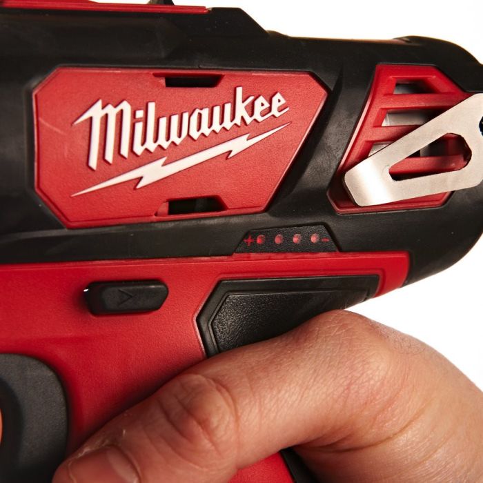 Дрель-шуруповёрт аккумуляторная ударная MILWAUKEE M12 BPD-402C (30Нм)(ЗУ+2ак.Х4Ач+кейс)