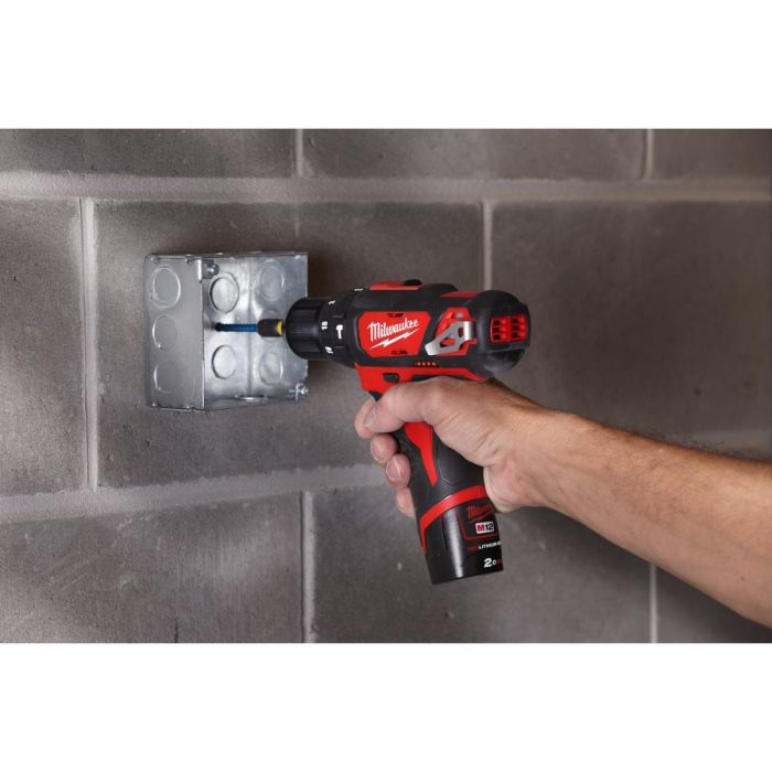 Дрель-шуруповёрт аккумуляторная ударная MILWAUKEE M12 BPD-402C (30Нм)(ЗУ+2ак.Х4Ач+кейс)