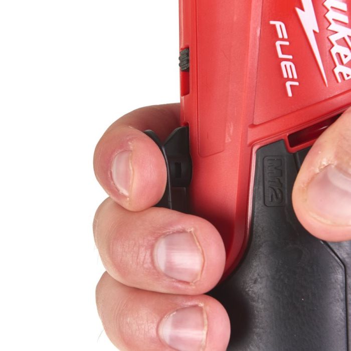 Трещётка аккумуляторная бесщёточная удлинённая MILWAUKEE 3/8" (75 Нм) M12 FIR38LR-0 (каркас)