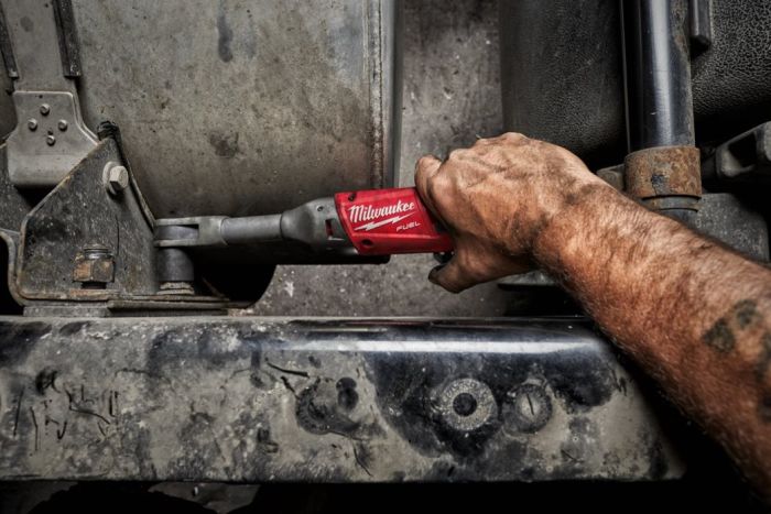 Трещётка аккумуляторная бесщёточная удлинённая MILWAUKEE 3/8" (75 Нм) M12 FIR38LR-0 (каркас)