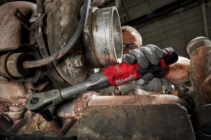 Трещётка аккумуляторная бесщёточная удлинённая MILWAUKEE 3/8" (75 Нм) M12 FIR38LR-0 (каркас)