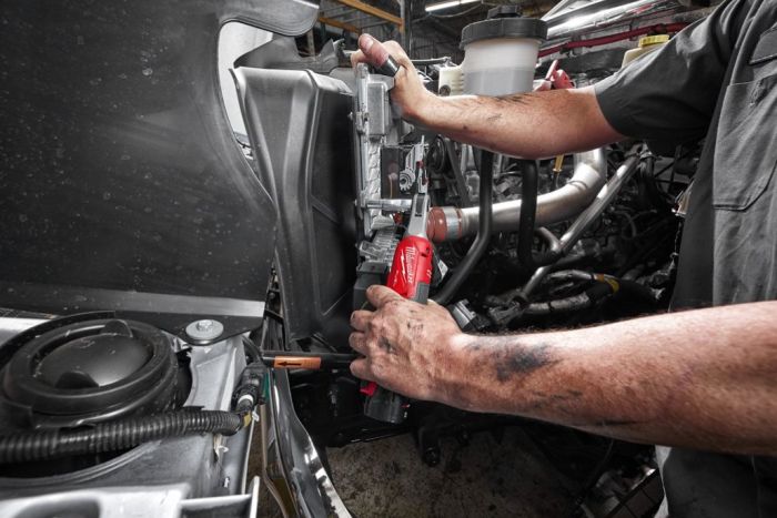 Трещётка аккумуляторная бесщёточная MILWAUKEE 3/8" (47 Нм) M12 FHIR38-0 (каркас)