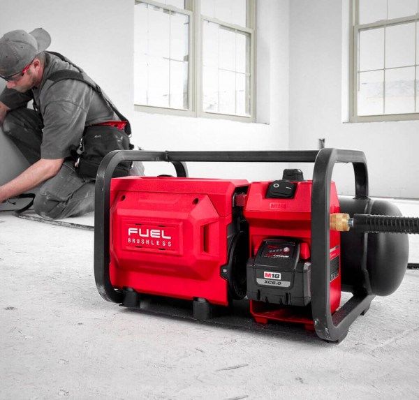 Компрессор аккумуляторный бесщеточный MILWAUKEE M18 FAC-0 (ресивер 9,5л, 9,3 БАР)