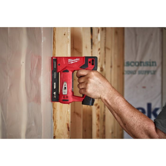Степлер скобозабивной аккумуляторный MILWAUKEE M12 BST-0 (каркас)
