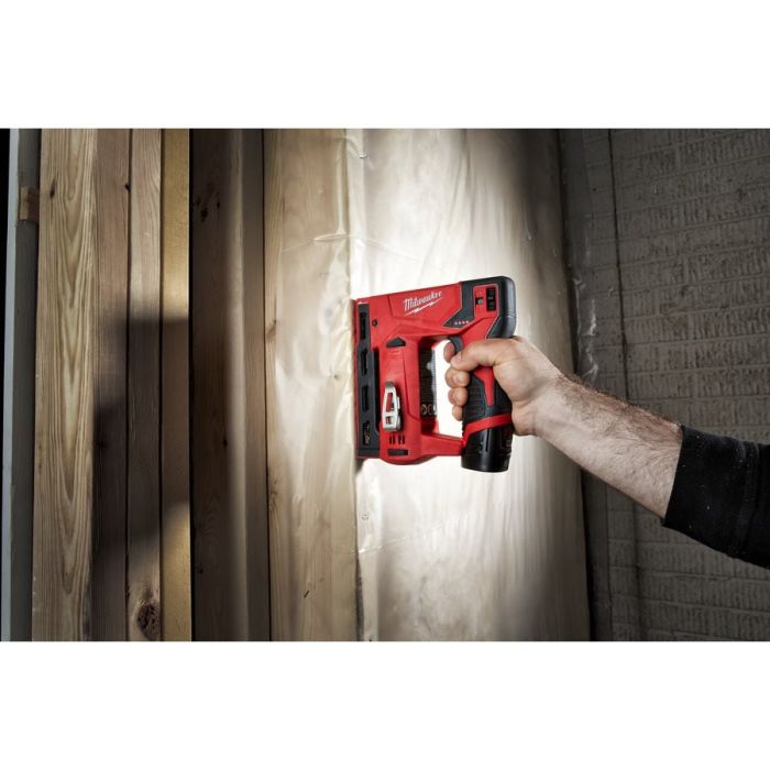 Степлер скобозабивной аккумуляторный MILWAUKEE M12 BST-202X (ЗУ+2акк.Х2ач+HDкейс)