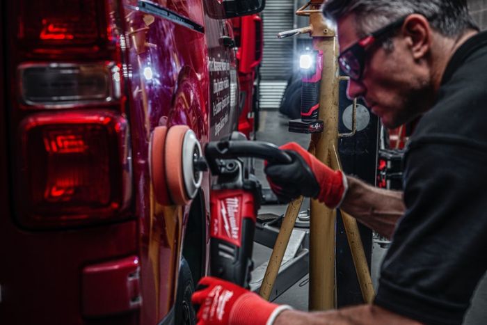 Фонарь светодиодный аккумуляторный для цветоподбора MILWAUKEE M12 CML-401 (ЗУ+1акк.Х4Ач)