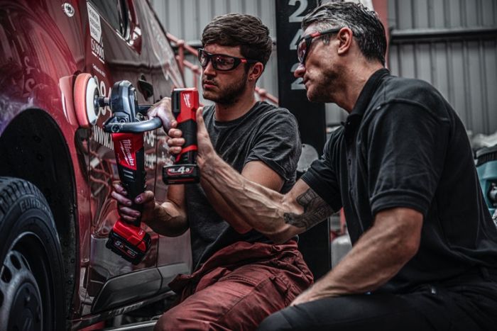 Фонарь светодиодный аккумуляторный для цветоподбора MILWAUKEE M12 CML-401 (ЗУ+1акк.Х4Ач)