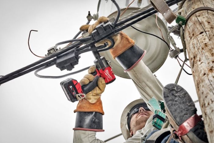 Гайковерт аккумуляторный бесщеточный MILWAUKEE 3/8" (813Нм) М18 FMTIW2F38-0X, с кольцом (каркас)