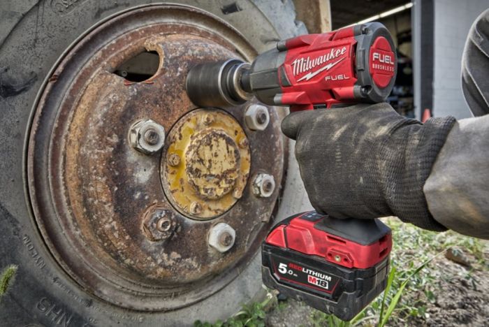 Гайковерт аккумуляторный бесщеточный MILWAUKEE 3/8" (813Нм) М18 FMTIW2F38-0X, с кольцом (каркас)