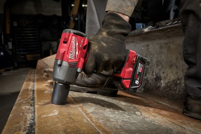 Гайковерт аккумуляторный бесщеточный MILWAUKEE 3/8" (813Нм) М18 FMTIW2F38-0X, с кольцом (каркас)