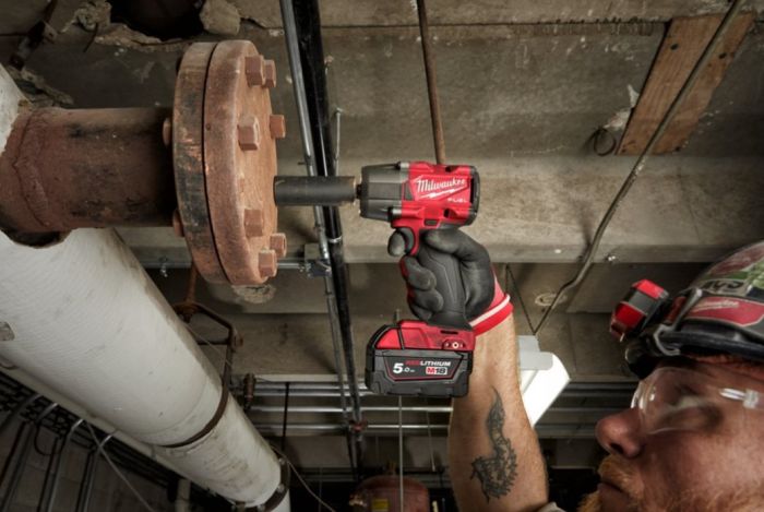 Гайковерт аккумуляторный бесщеточный MILWAUKEE 3/8" (813Нм) М18 FMTIW2F38-0X, с кольцом (каркас)