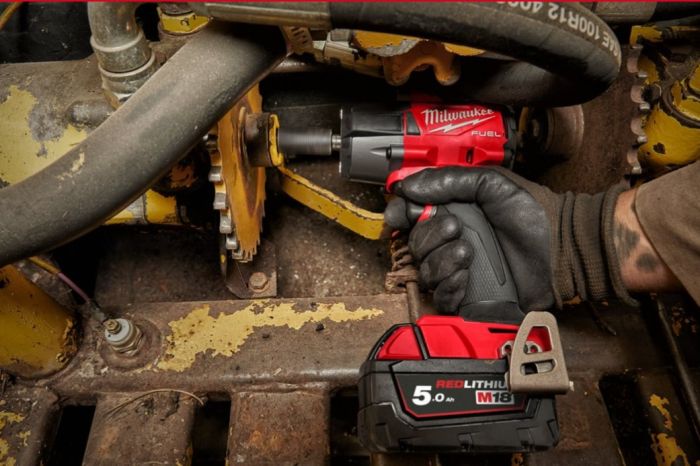 Гайковерт аккумуляторный бесщеточный MILWAUKEE 3/8" (813Нм) М18 FMTIW2F38-0X, с кольцом (каркас)