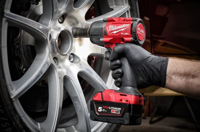 Гайковерт аккумуляторный бесщеточный MILWAUKEE 3/8" (813Нм) М18 FMTIW2F38-0X, с кольцом (каркас)