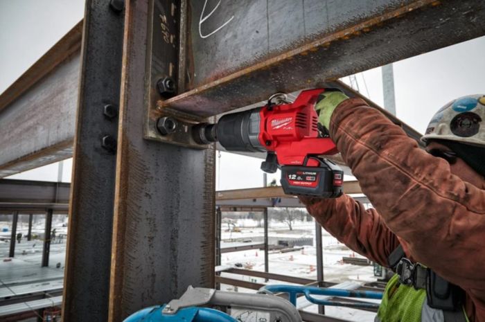 Гайковерт аккумуляторный бесщеточный MILWAUKEE 1'' (2711Нм) M18 ONEFHIWF1DS-121C, с кольцом(ЗУ+1ак.)