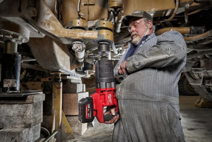 Гайковерт аккумуляторный бесщеточный MILWAUKEE 1'' (2711Нм) M18 ONEFHIWF1DS-121C, с кольцом(ЗУ+1ак.)