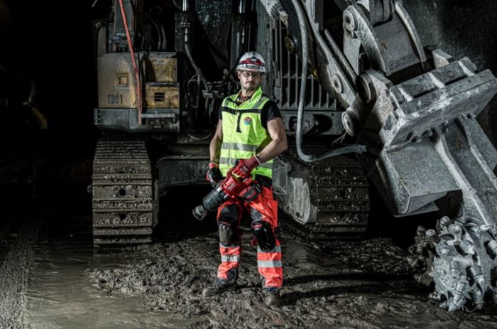 Гайковерт аккумуляторный бесщеточный MILWAUKEE 1'' (2711Нм) M18 ONEFHIWF1DS-121C, с кольцом(ЗУ+1ак.)