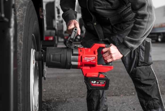 Гайковерт аккумуляторный бесщеточный MILWAUKEE 1'' (2711Нм) M18 ONEFHIWF1DS-121C, с кольцом(ЗУ+1ак.)